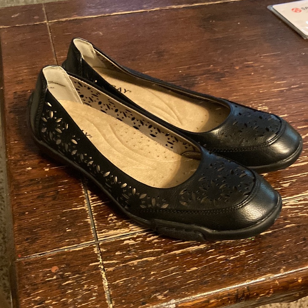 Array black sandals size 5.5